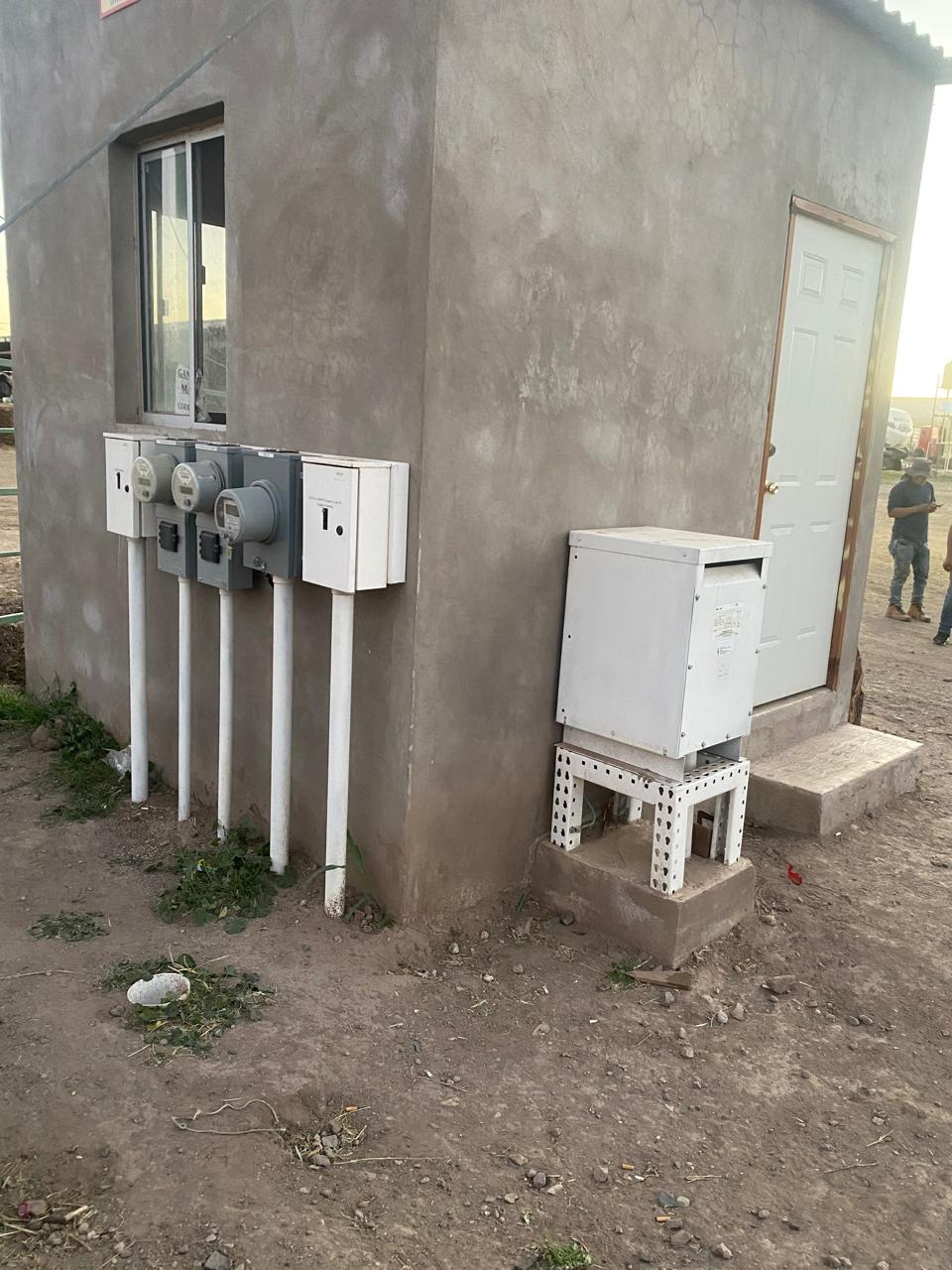 Instalación eléctrica exterior con medidores, canalizaciones y equipo técnico